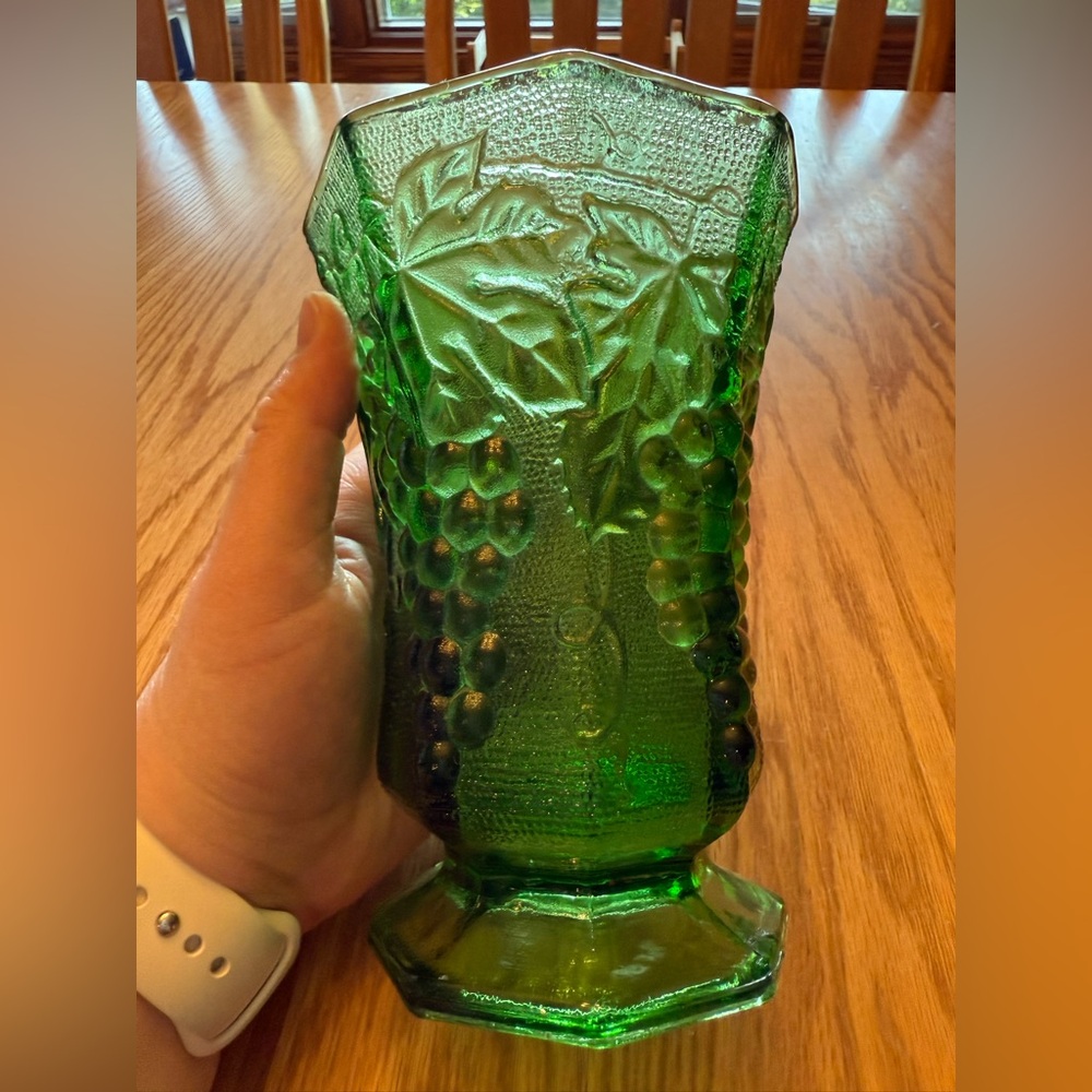 Vintage Emerald Green Anchor Hocking Vase - Picture 4 of 6